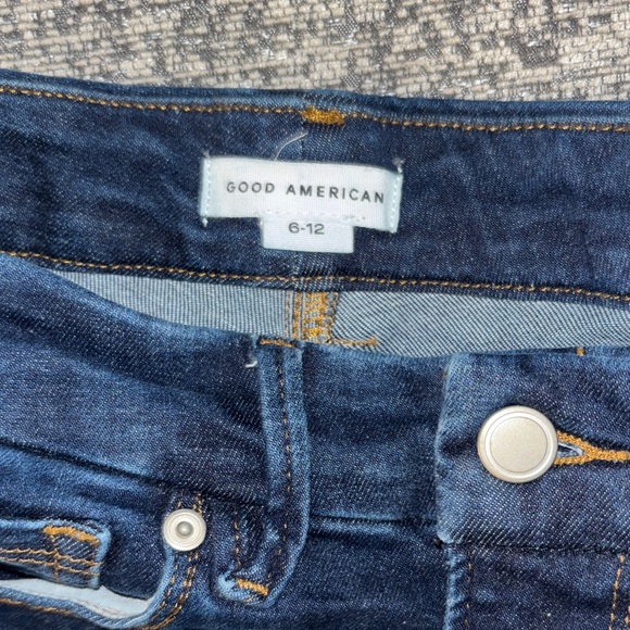 Good American Skinny Jeans in Dark Blue Wash - Picture 3 of 5